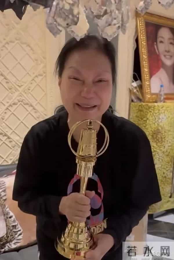 汪小菲搞麻六记五周年庆,小S送S妈礼物,大S遗像意外曝光