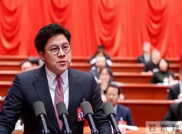 正式官宣！45岁霍启刚又升职了，级别很高，妻子郭晶晶的话全应验