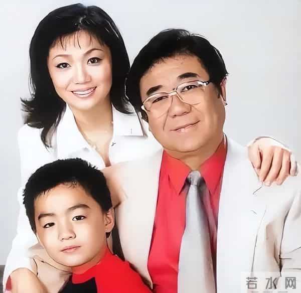 嫁大自己18岁的音乐家，丈夫葬礼却没有露面，如今儿子成她的骄傲