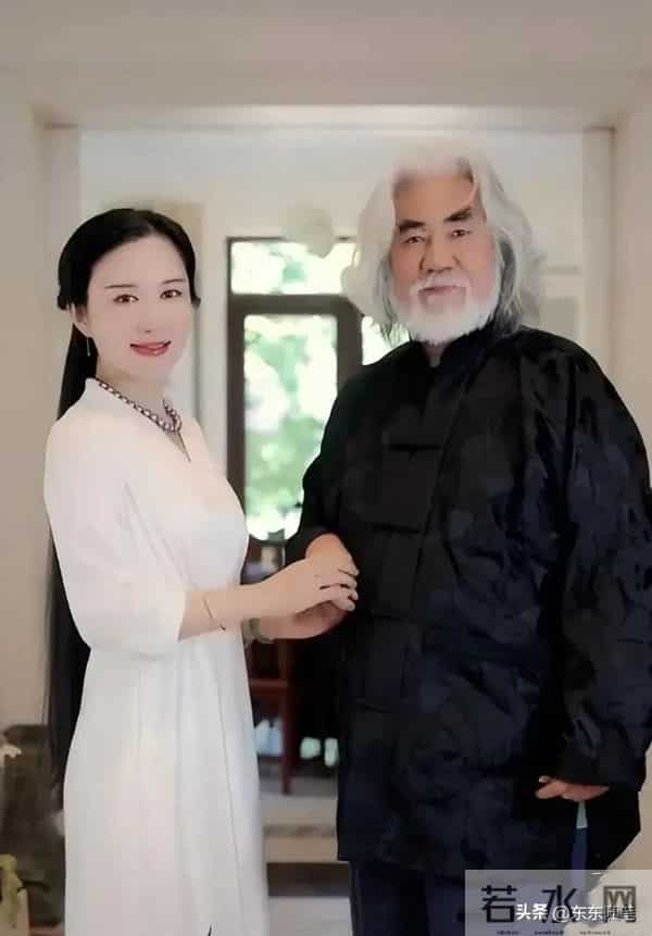 74岁张纪中逛径山寺，挺大肚依然白须白发，43岁杜星霖干瘪苍老