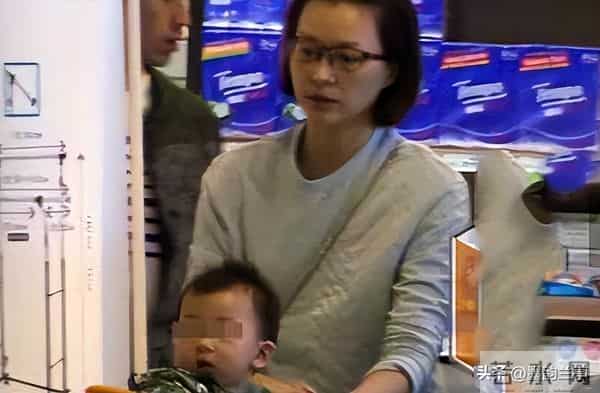 曾主持13年春晚，如今却跌落神坛的董卿，终要为“老赖”丈夫买单