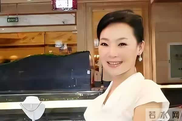男友病逝后和妈妈抱头痛哭，54岁未婚无儿无女，如今吕薇后悔了吗