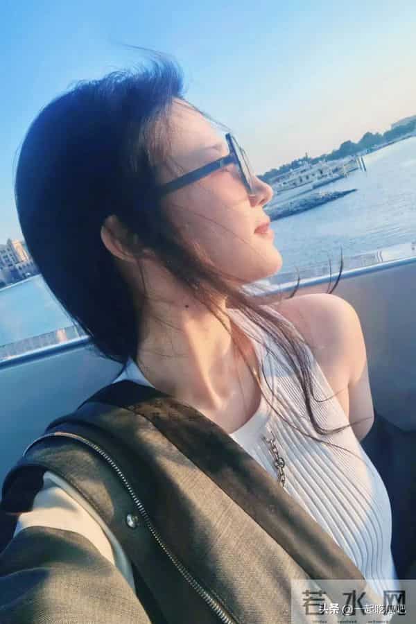 神仙姐姐刘亦菲身穿路易威登外套和短裙现身游艇，又御又酷！