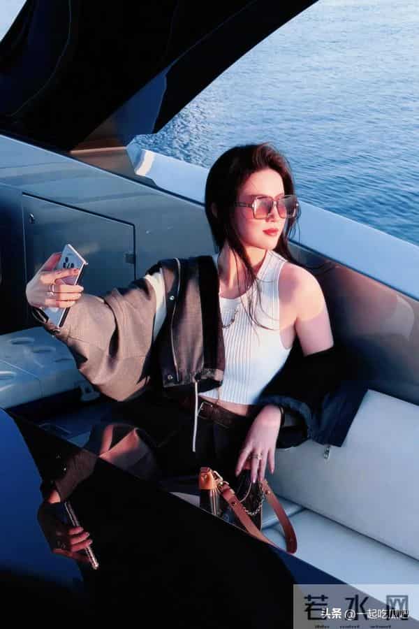 神仙姐姐刘亦菲身穿路易威登外套和短裙现身游艇，又御又酷！