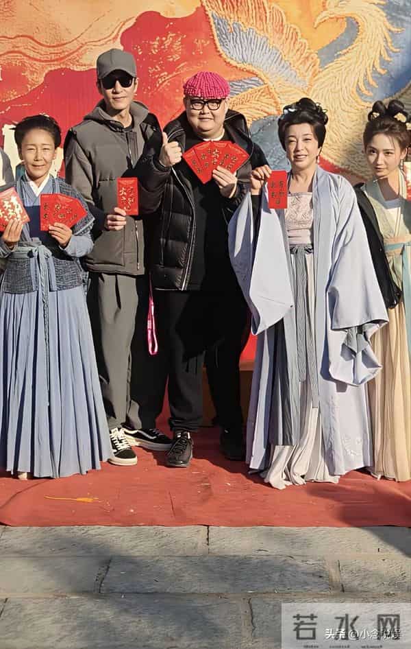 75岁刘晓庆拍短剧翻车！满脸皱纹演老太太，是真缺钱还是不服老？