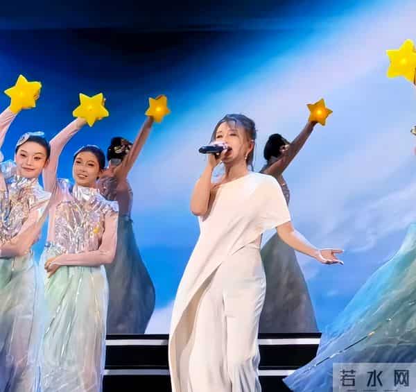 何洁咋成这样了!金头发黑皮肤身上也臃肿,连气质都变的含胸驼背