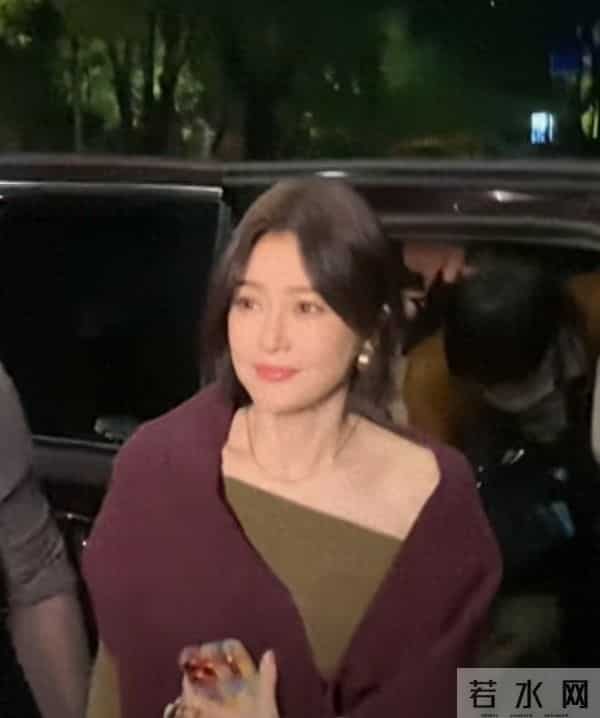 秦岚抵达广州出席活动，墨绿长裙搭酒红披巾，短发超有韵味