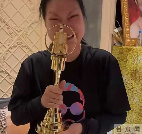 眼睛红肿、面色苍白,S妈状态引发网友担忧,原来她还没走出悲伤