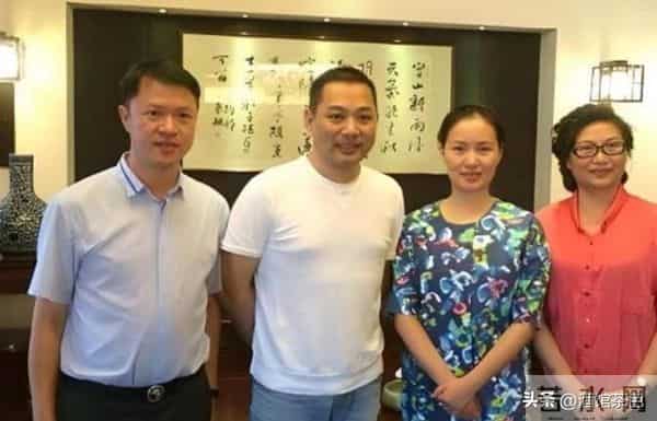 他俩原来是夫妻,她是著名歌唱家,12次上春晚,丈夫是企业董事长