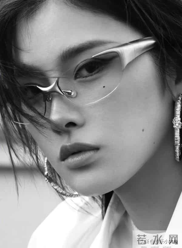 吴艳妮最新杂志大片,身材肌肉保持真好,随便一个动作都美翻了