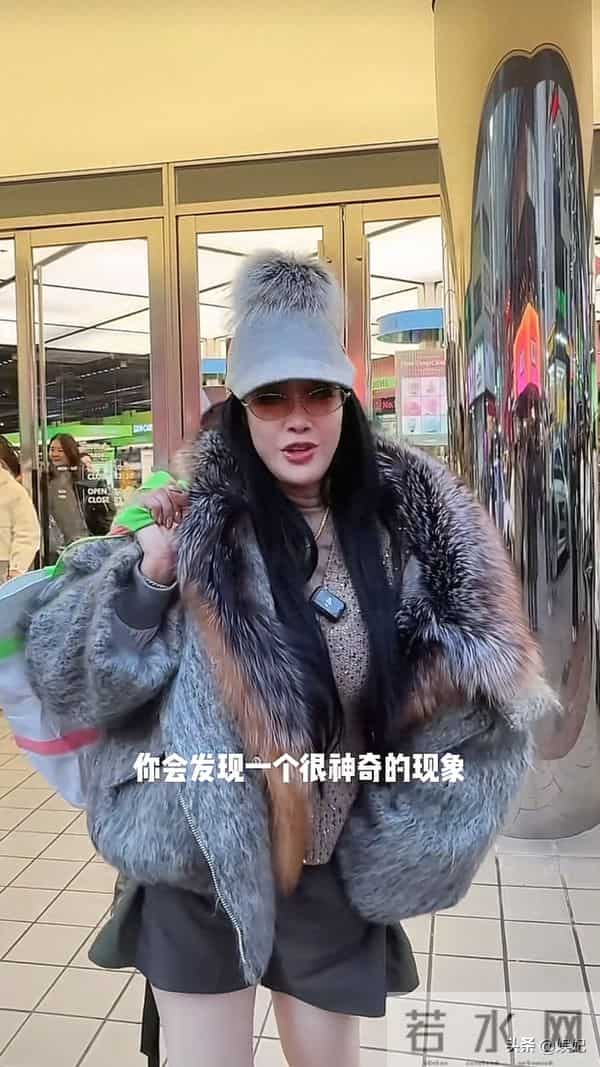 55岁钟丽缇逛街穿搭：皮草+短裤，尽显大长腿，身材好得像35岁