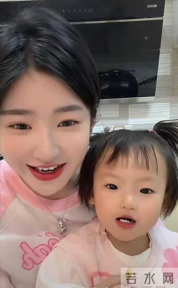 黄一鸣带女儿医院看病,闪闪聪明惹人疼,网友:王思聪会很遗憾!