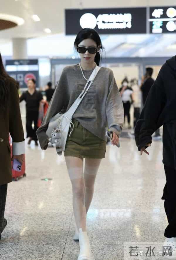 张予曦机场路透,肉丝美腿十分吸睛,这不妥妥的福利吗!