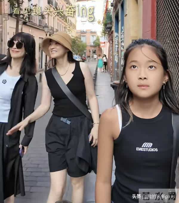 梅婷和弟媳逛街，娘家弟弟也是肿眼皮，大眼袋，12岁女儿打耳洞了