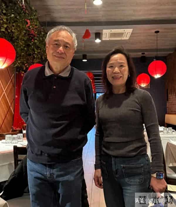 70岁李安在纽约被偶遇,白发苍苍秃头严重,腰背佝偻,苍老了好多