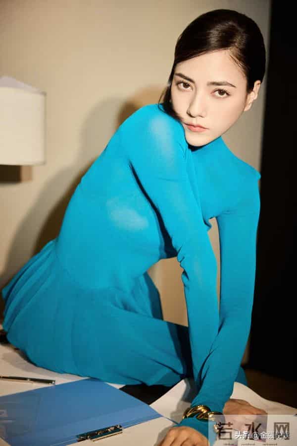 北京酒会太真实，吉娜"假胸"尴尬，娜然脸肿胀，秦舒培一脸男相