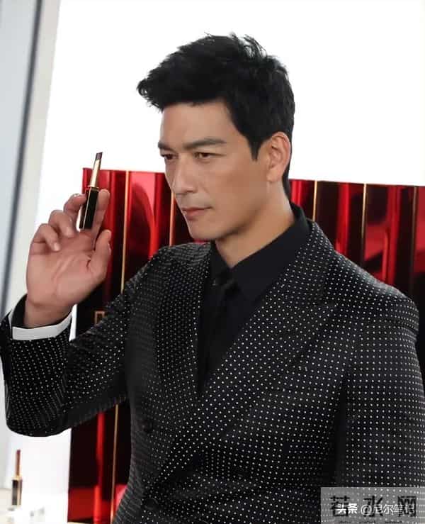 上海这一夜，搔首弄姿的彭小苒，被26岁王楚然秒了：妆再浓也白搭