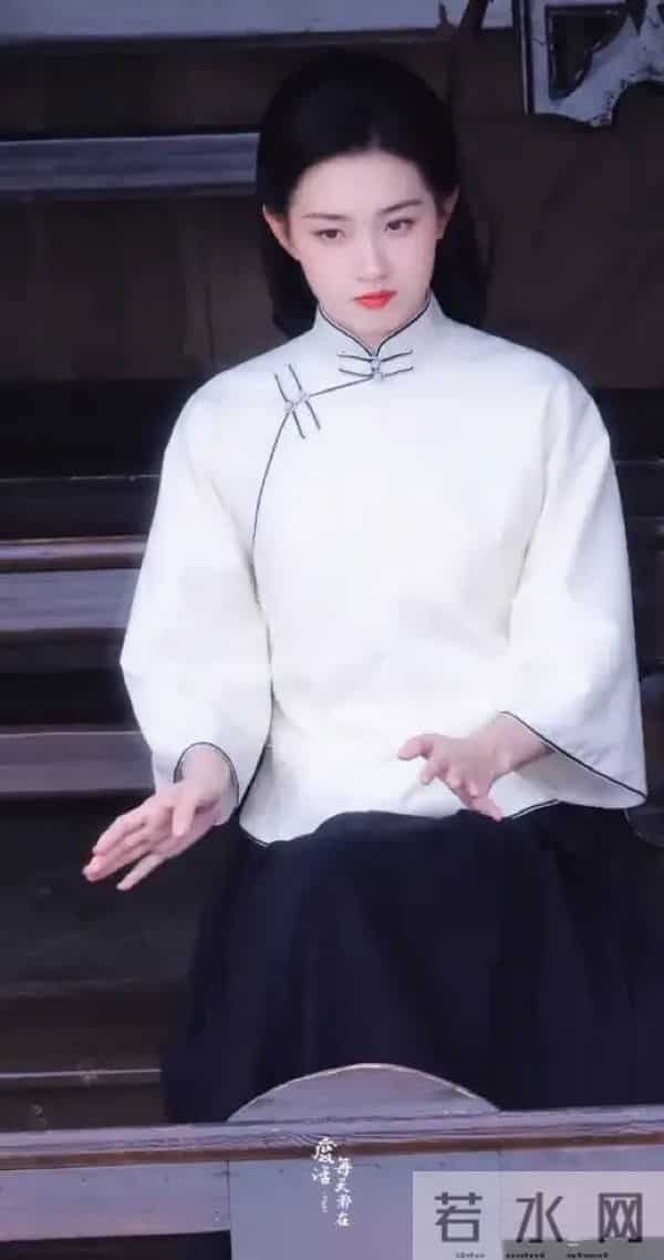 “短剧女王”郭宇欣真实颜值曝光,方脸龅牙大粗腿,26岁模样成熟