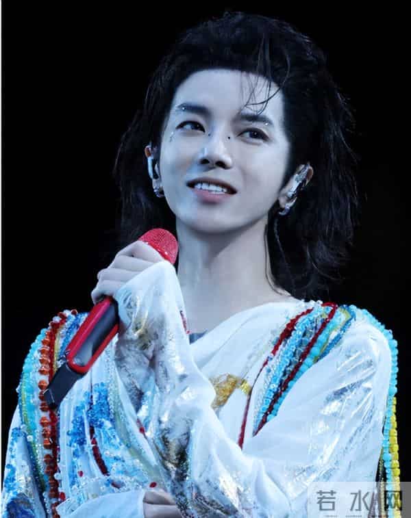 看了家世才明白，为何华晨宇年纪轻轻就身价过亿，掌控5家公司