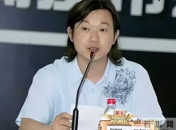 曾是上海知名主持人，辞职下海成百亿富豪，妻子还是大家熟悉的她