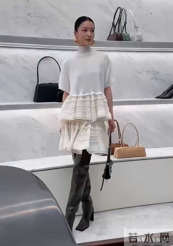 北京酒会太真实，吉娜"假胸"尴尬，娜然脸肿胀，秦舒培一脸男相