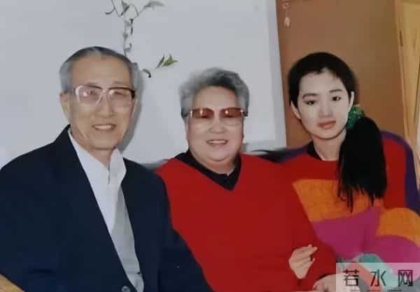 巩俐父亲：名校教授、家庭圆满，两个女儿却成了他心中的痛