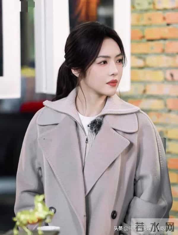 蔡文静换风格后气质大变!穿燕麦灰大衣+米色直筒裤,简约又高级