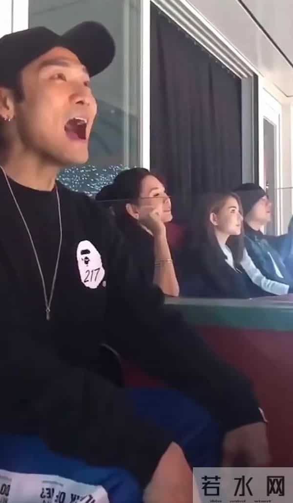 邱淑贞和昆凌坐一起看张学友演唱会，邱淑贞扎高马尾比昆凌漂亮！