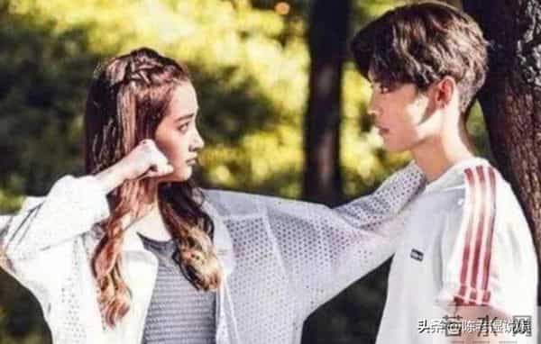 万万没想到，关晓彤因一句话让自己“颜面尽失”，鹿晗这次躺赢了