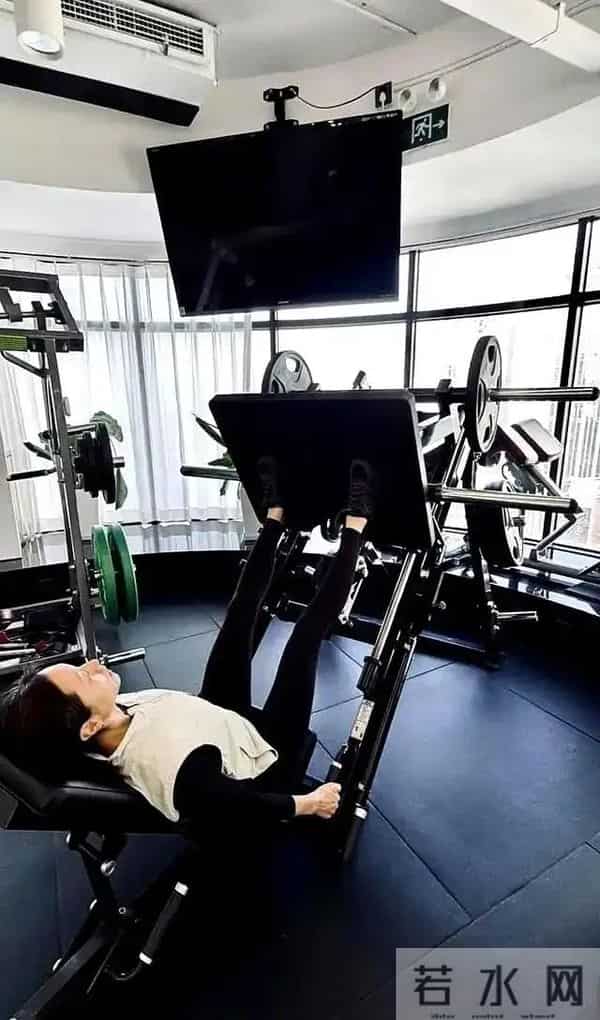 42岁沈佳妮晒健身照 前凸后翘 超绝腰臀比 难怪朱亚文对她生理性喜欢