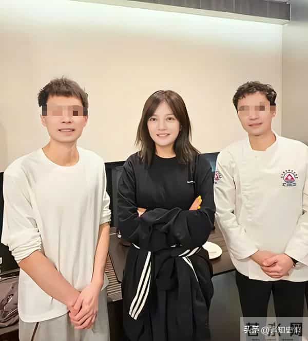 面相又变了!49岁赵薇广东吃饭,又老又瘦没架子,却再无回头路走