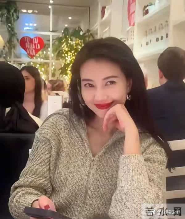 46岁高圆圆米兰街头放飞!没人认出素颜狂拍，生图状态看呆路人