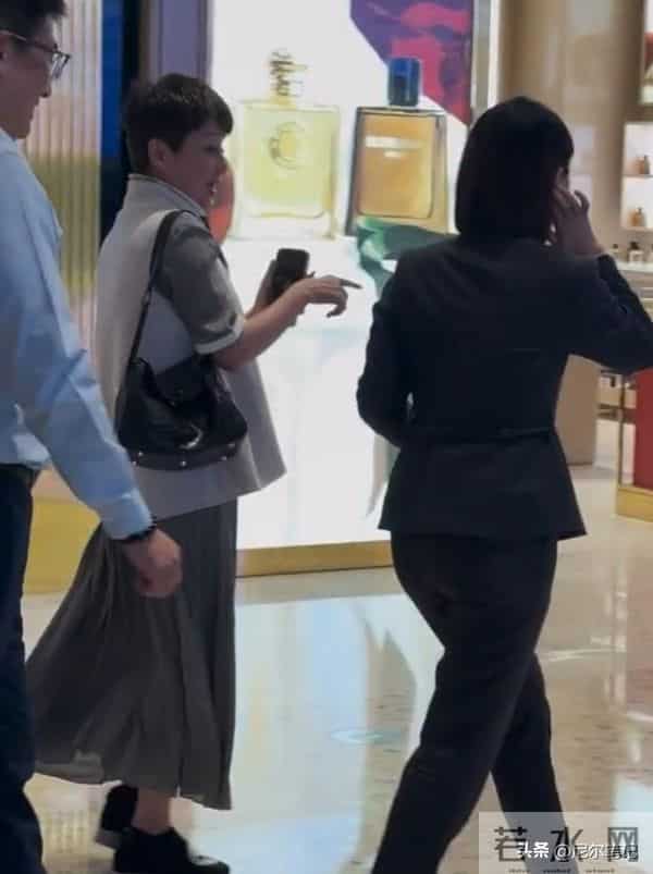65岁梁安琪带奚梦瑶逛奢店,不敢上扶梯想走没成功,何猷君显尴尬
