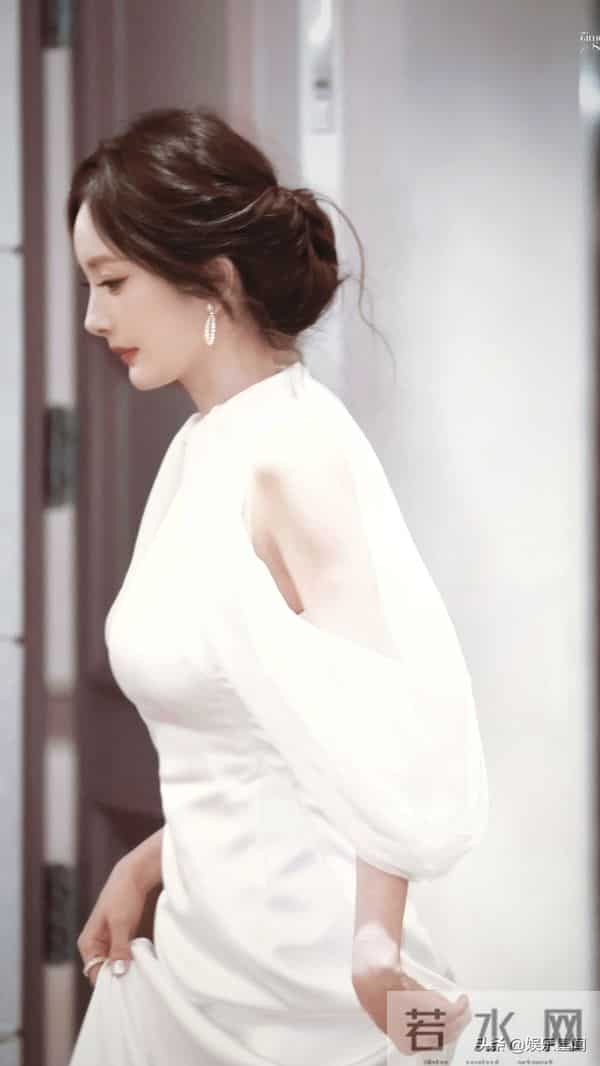 杨幂一袭白裙惊艳亮相澳门，盘发造型好温柔，粉丝快被迷晕了