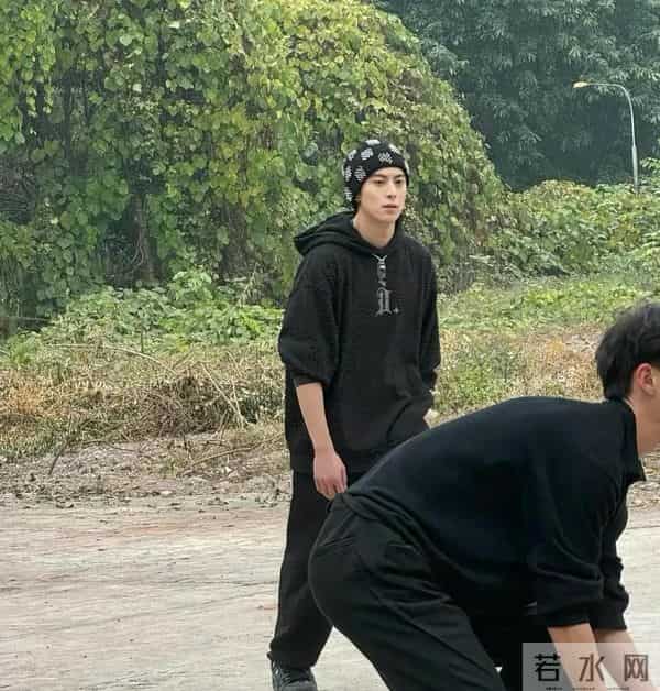 26岁王鹤棣回四川乐山老家,坐三轮车 和农村发小打篮球,轰动家乡