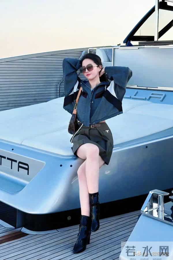 神仙姐姐刘亦菲身穿路易威登外套和短裙现身游艇，又御又酷！