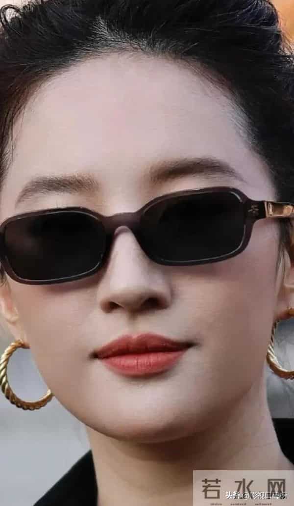 刘亦菲现身阿布扎F1赛车现场，穿一身名牌，妆容精致，颈纹很明显