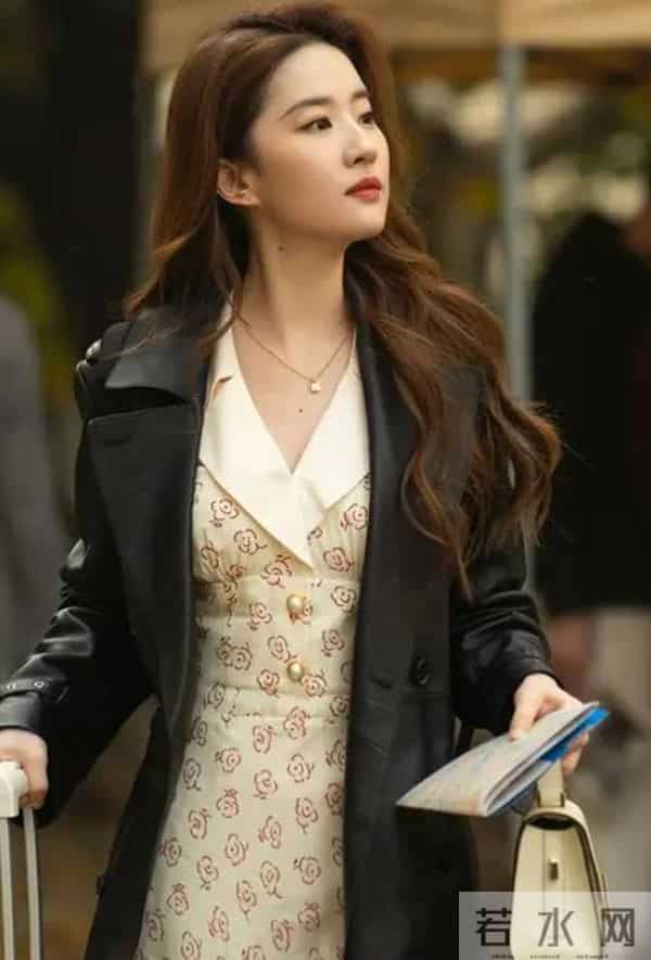 刘亦菲现身阿联酋，离开美颜滤镜，真实状态曝光，两条腿尤为吸睛