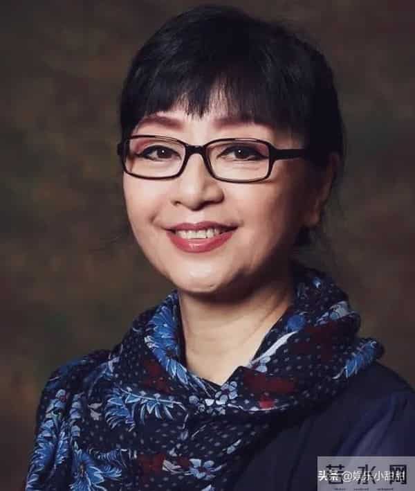 广州偶遇殷秀梅！黑色长裙气质炸裂，网友：这状态哪像年过六旬？