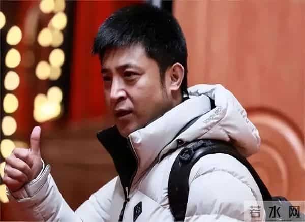 明着吃软饭?多次上春晚竟然全是老婆的功劳,结婚多年被拿捏死