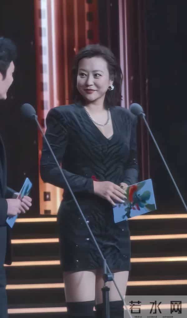 近距离观看郝蕾，真的很美，体态丰腴又魅力十足