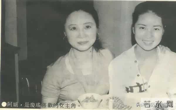 琼瑶和丈夫平鑫涛，在昆明石林旅游时，一张珍贵的合影，很浪漫