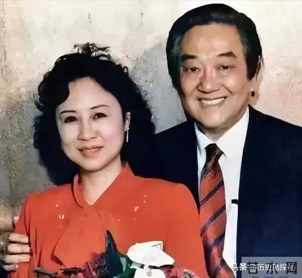 琼瑶和丈夫平鑫涛，在昆明石林旅游时，一张珍贵的合影，很浪漫