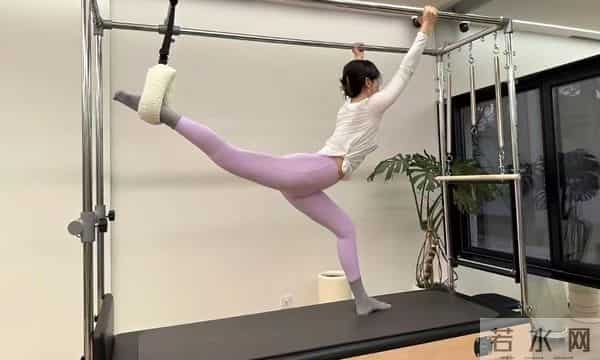 38岁袁姗姗晒健身美照，小腹平坦零赘肉，马甲线优越太绝了