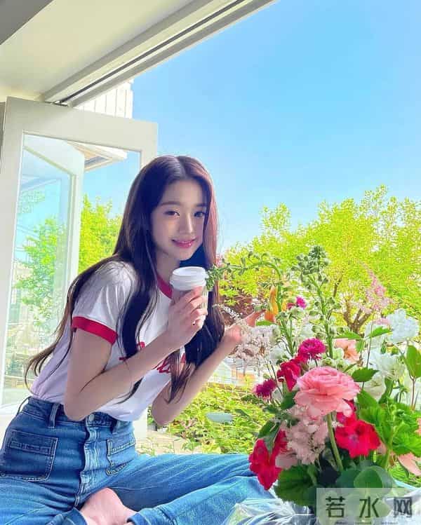 张元英牛仔裤很有青春的味道,鲜美