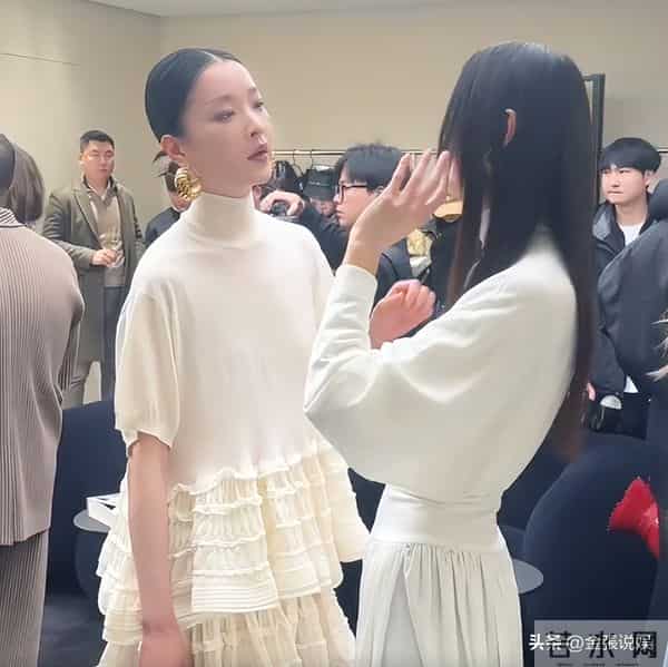 北京酒会太真实，吉娜"假胸"尴尬，娜然脸肿胀，秦舒培一脸男相