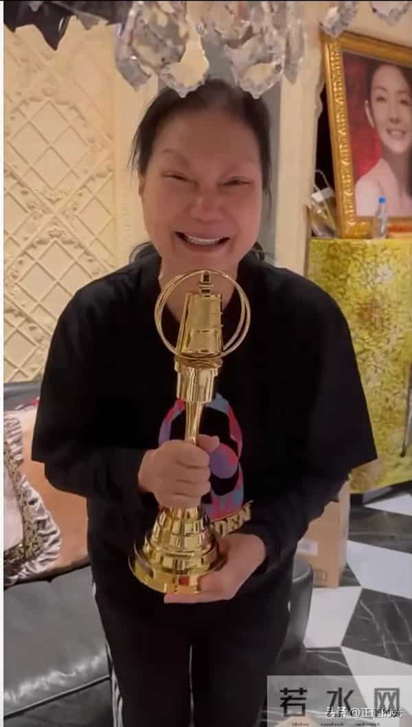 71岁S妈眼歪嘴斜 收到小S金钟奖杯大笑- 补上我的心 在家为大S设灵堂
