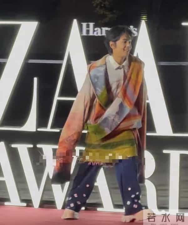 上海红毯太真实，谭卓脸肿，吉娜大小胸成谜，赵雅芝深V险走光