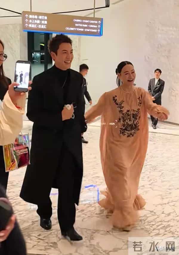 65岁惠英红澳门被偶遇，新中式连衣裙精美华丽，整体造型一言难尽