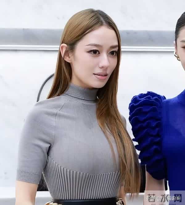 北京酒会太真实，吉娜"假胸"尴尬，娜然脸肿胀，秦舒培一脸男相